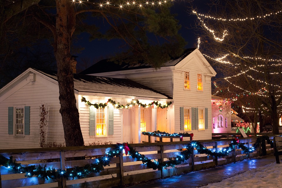 How Do I Choose A Holiday Light Installation in St. Joseph MO