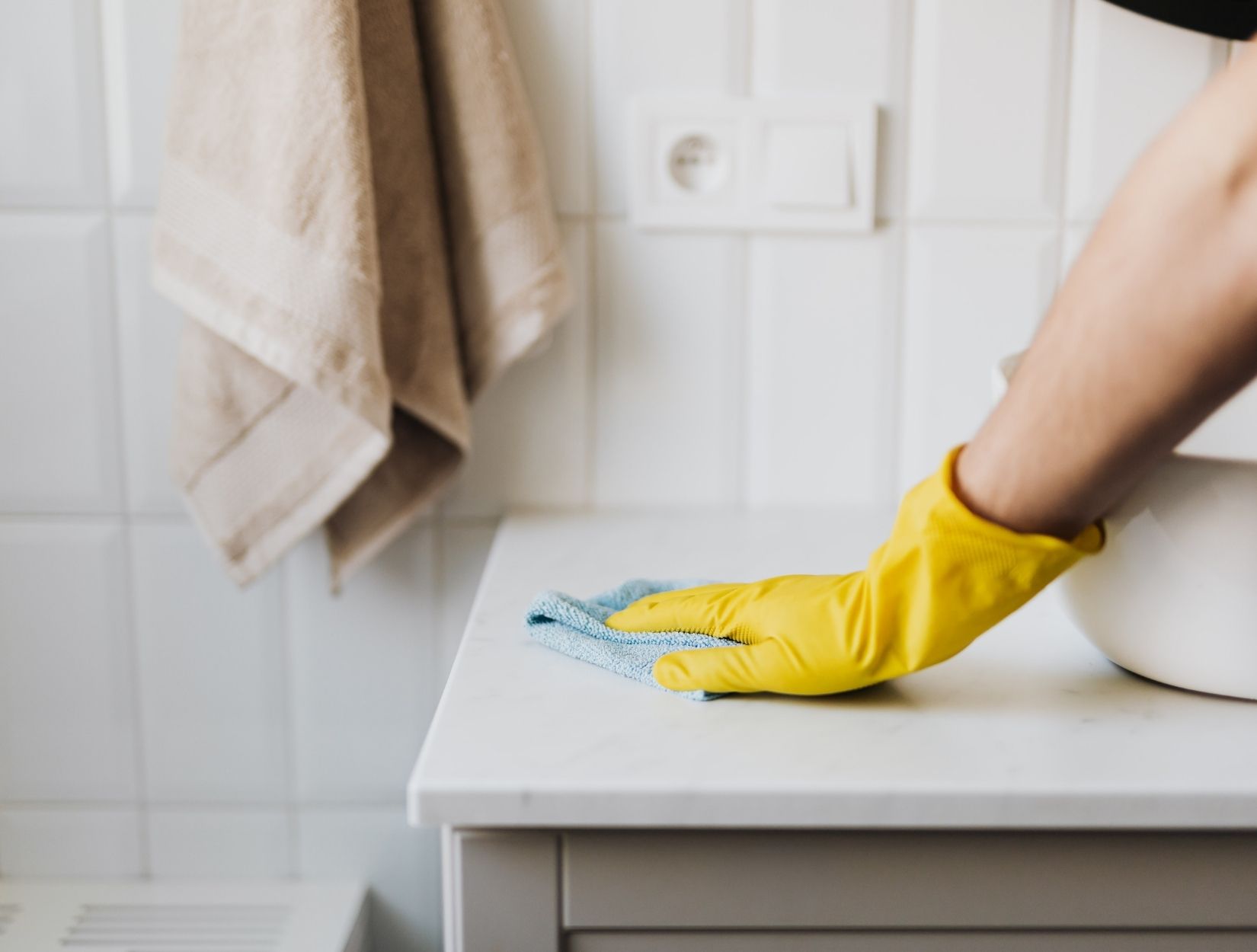 How do Airbnb cleaning services help hosts get better reviews?