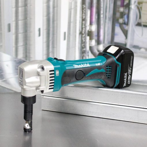 18 Volt LXT Lithium-Ion Cordless 16 Gauge Nibbler Kit, 5.0 Ah - Image 6