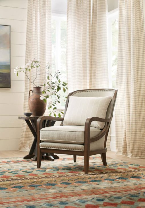 Hooker Furniture Roslyn County Dark Walnut Round Lamp Table - Image 4