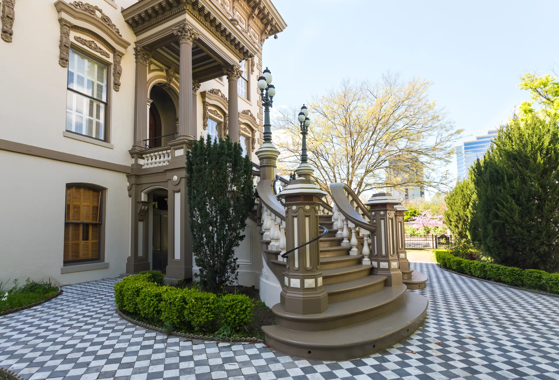 Benefits of Choosing a Local Sacramento Truck Accident Lawyer Near Me