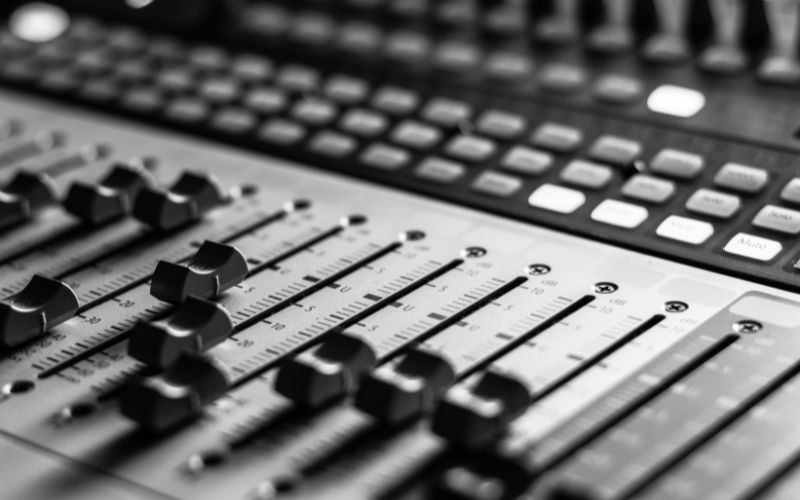 How can artists earn through Aiode?