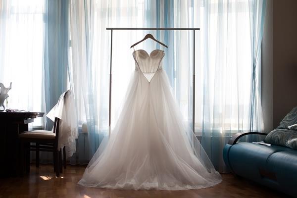 7 maneras de ahorrar dinero en un vestido de novia