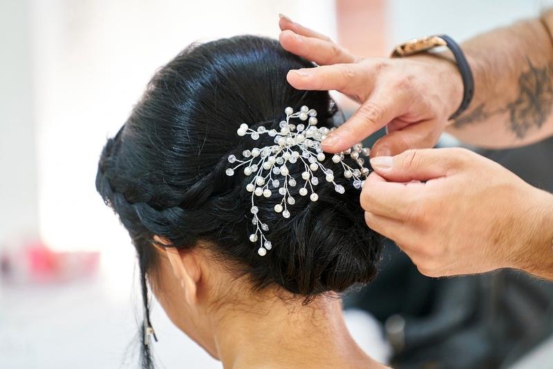 Was Sie wissen sollten, wenn Sie Ihr Haar mit einem Hochzeitsschleier stylen.