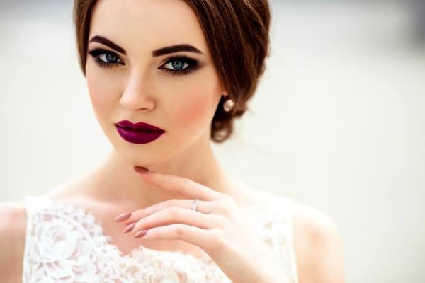 7 versierte Wege, um Ihr Braut-Make-up den ganzen Tag über zu halten.