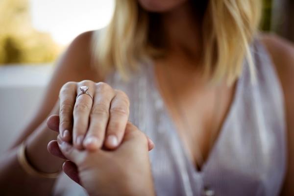 Cómo hacer que el diamante de su anillo de compromiso parezca más grande