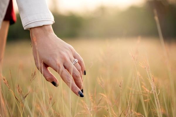 5 razones por las que usted debe usar un anillo de diamantes sin conflicto