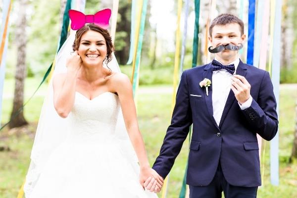 5 pasos para crear una cabina de fotos de boda divertida