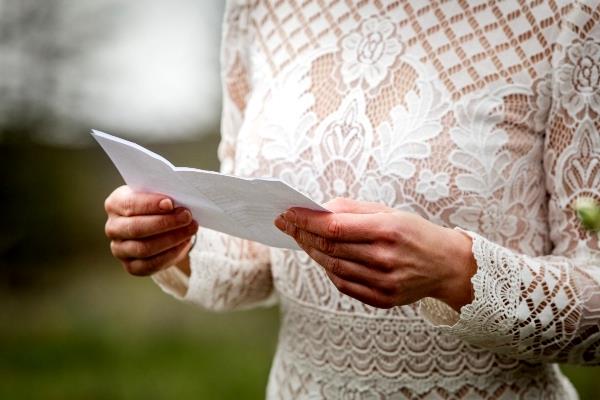10 Cosas a saber al escribir sus propios votos matrimoniales