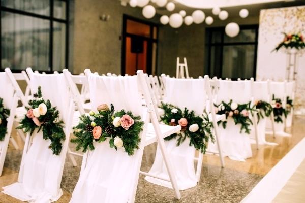 20 Hübsche Möglichkeiten, Stühle bei Ihrer Hochzeit zu dekorieren