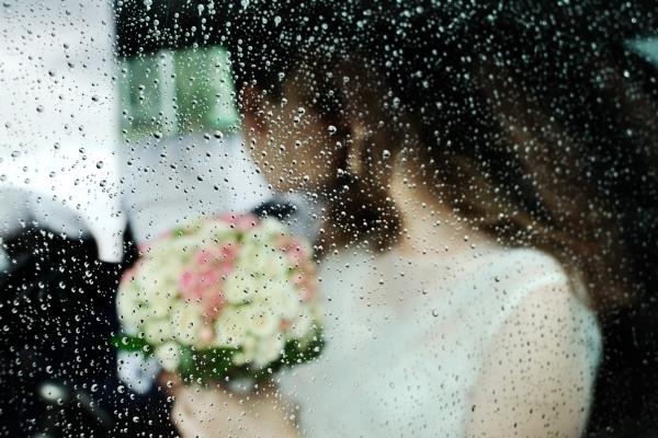 Wie man sich auf eine Hochzeit an einem regnerischen Tag vorbereitet