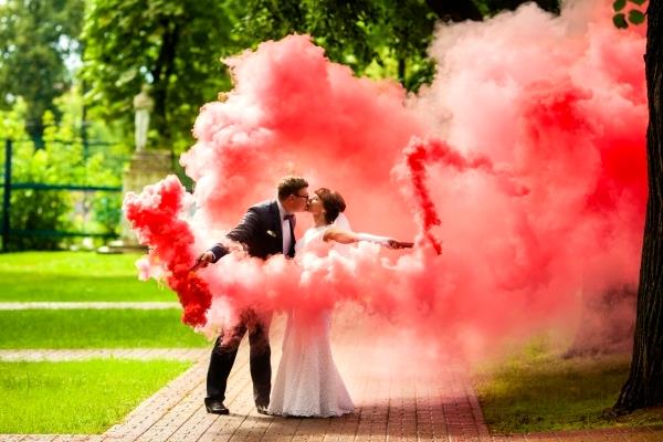 6 maneras de añadir el color rojo a su boda