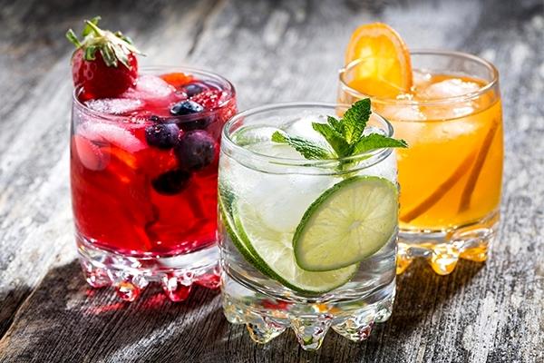 Die besten alkoholfreien Getränke, die bei einer Sommerhochzeit serviert werden können.