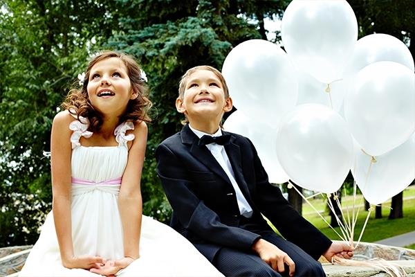 Unterhaltsame Kinder bei einer eleganten Hochzeit: Tipps und Tricks