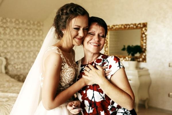 9 maneras de hacer de sus madres una parte del día de su boda