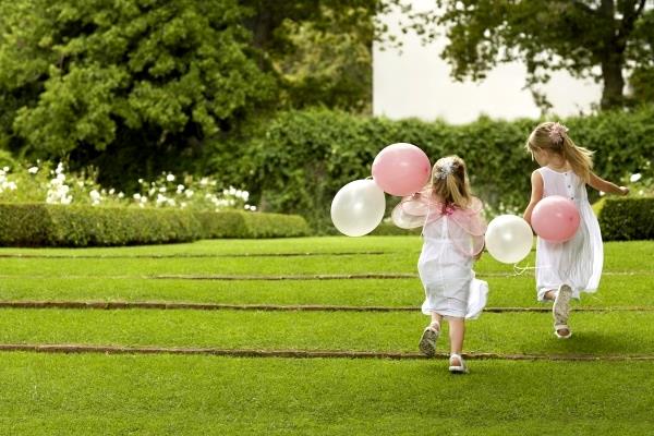 Maneras de entretener a los niños en las bodas (hasta la invitación)