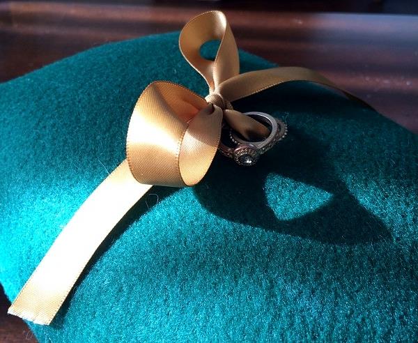 Cómo hacer su propia almohada adorable del anillo de boda