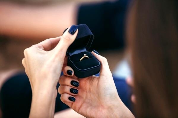 Qué hacer si encuentra el anillo de compromiso