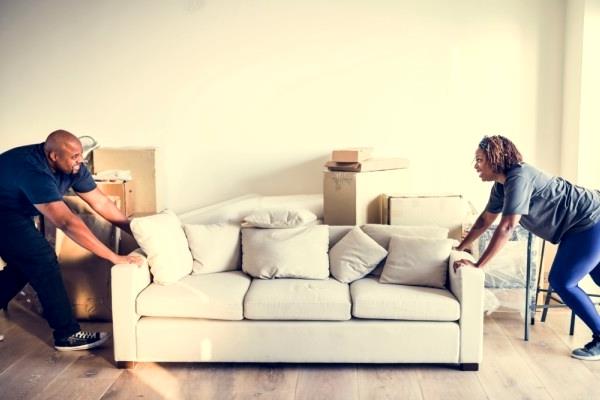 Cómo manejar el "Gran Debate de los Muebles" cuando se combinan hogares