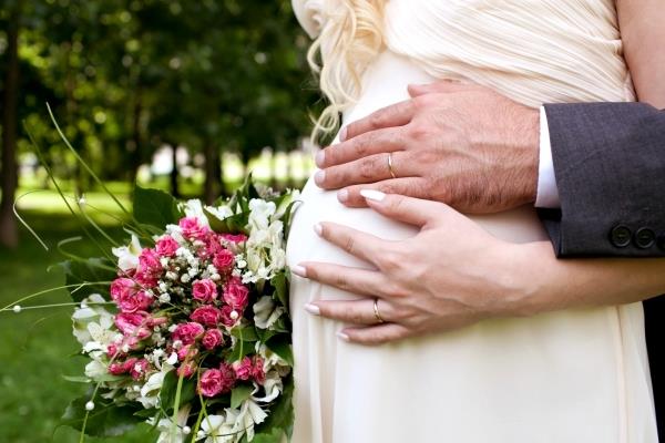 Qué hacer si quedas embarazada mientras planeas tu boda