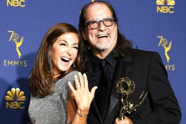 Emmy-Gewinnerin schlägt Freundin während der Übertragung mit Mutterring vor