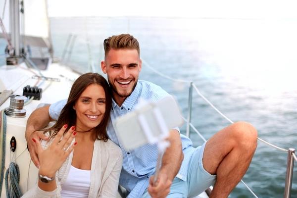 6 Schritte zu einem besseren Verlobungsring Selfie