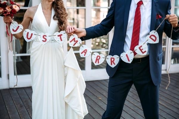 Las 8 parejas más equivocadas hacen su primer año de matrimonio