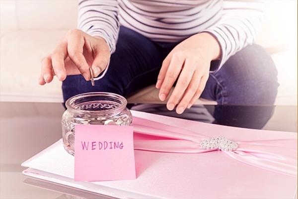 ¿Debería guardar su presupuesto de boda para la luna de miel o para una casa?