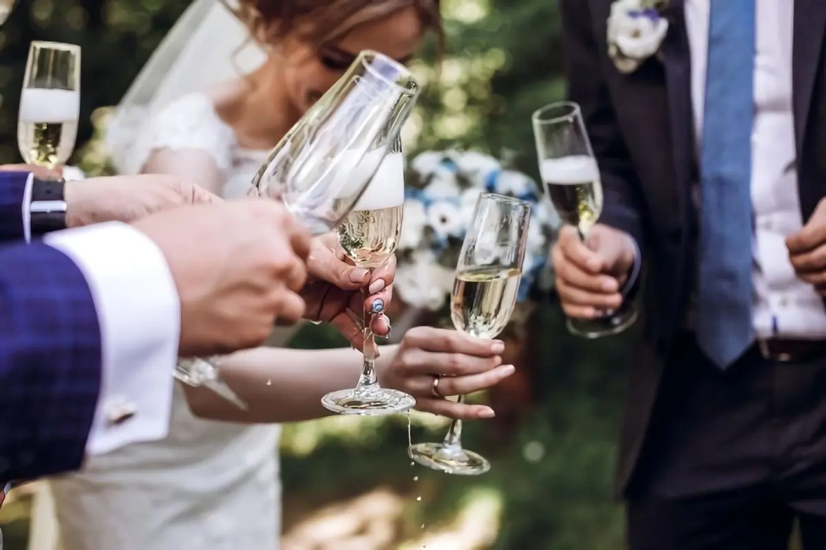 Wie Sie Ihre Hochzeits-Cocktail-Stunde auf die nächste Stufe bringen