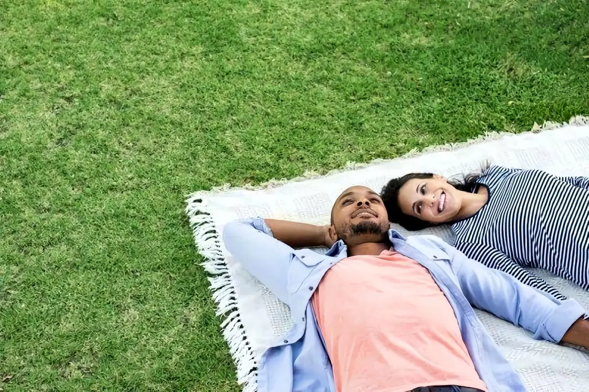 35 Beziehungsfragen, die Sie und Ihren Partner einander näher bringen