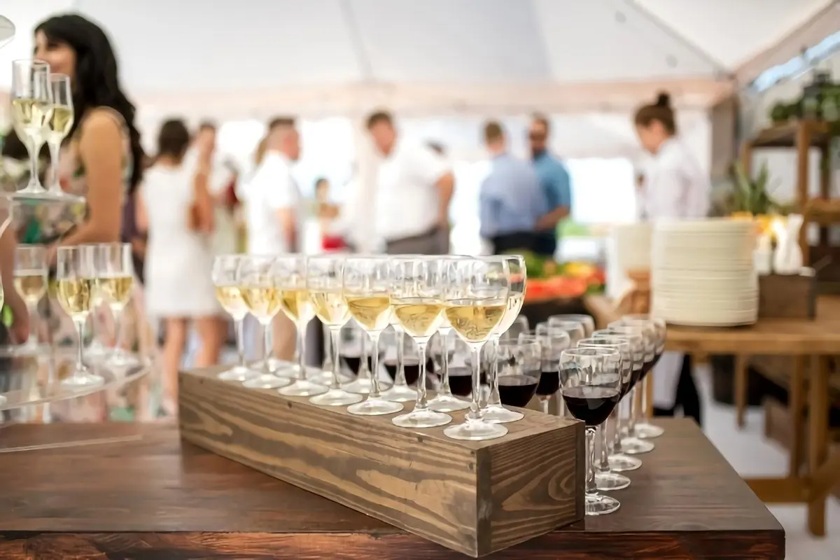 Wie man Wein für die Hochzeit in großen Mengen kauft