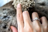 Cómo comprar un anillo de compromiso de diamantes