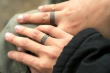 Qué saber sobre un tatuaje del anillo de la boda