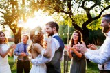 Cómo hacer que una boda al aire libre caliente sea cómoda para sus invitados