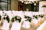 20 maneras bonitas de decorar sillas en su boda