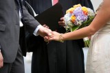 Cómo comunicarse con su oficiante sobre la ceremonia de la boda