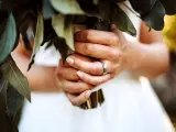 Cómo emparejar un anillo de boda con tu anillo de compromiso