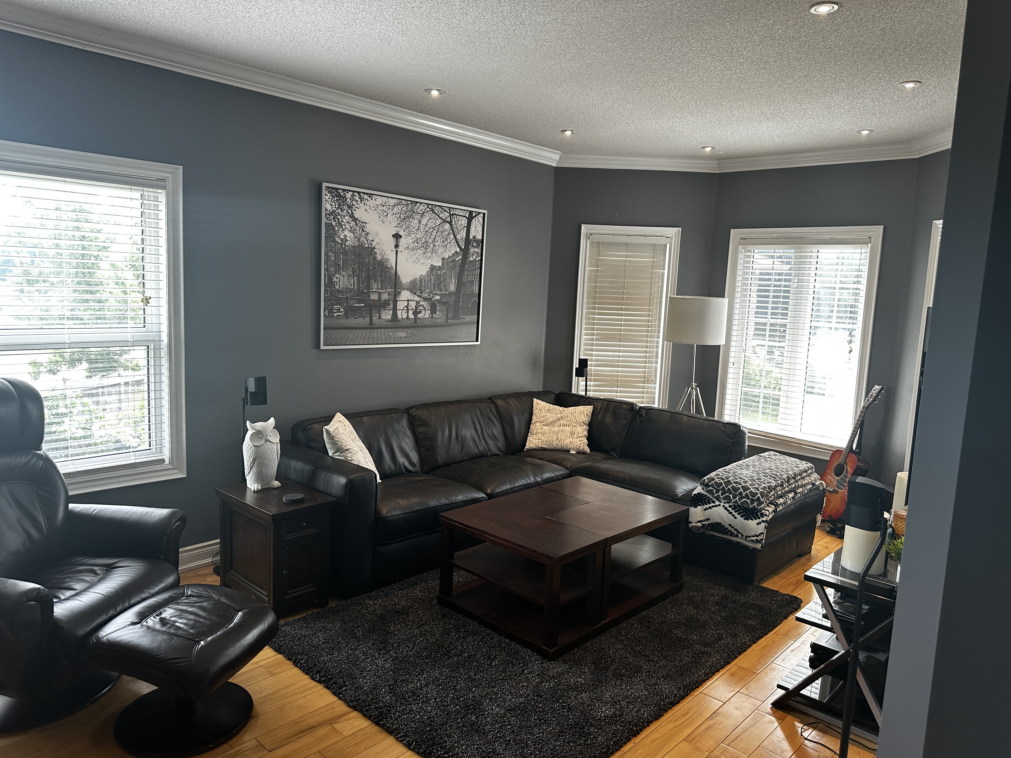 Beautifully appointed extra large unit in Baries Desireable North End