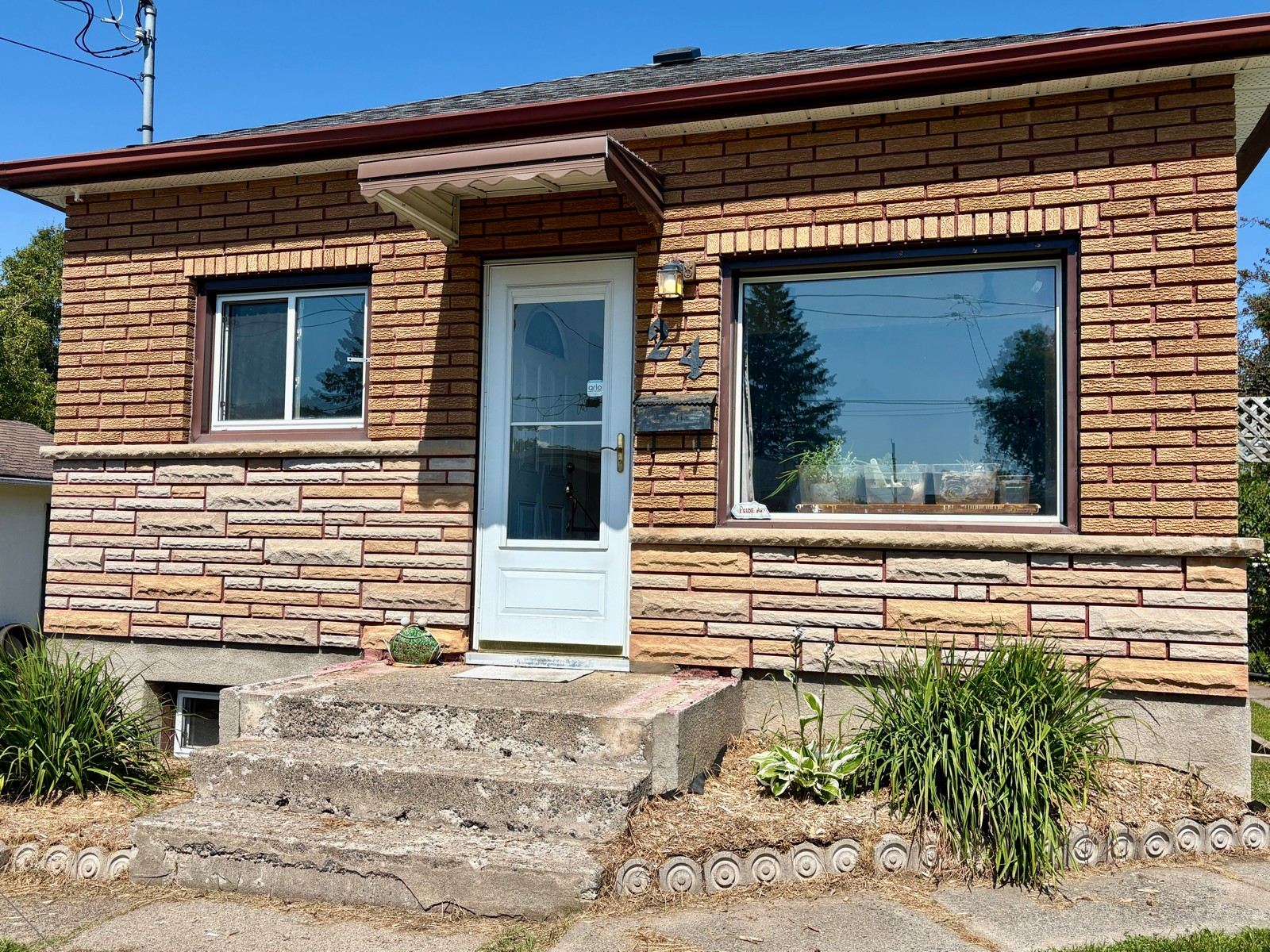 24 Mona Street