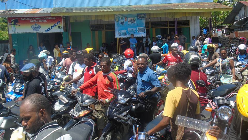 Terlihat bnyak warga yang antri di depan Mapolres Yahukimo untuk beli bensin dengan harga 25 ribu rupiah. (Dok Suara Papua)