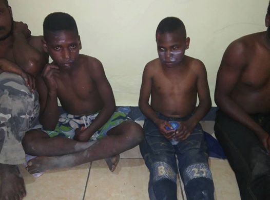 Anak-anak yang ditangkap aparat di Wamena saat berada di tempat tahanan Polres Jayawijaya, Papua pada 19 Desember 2016. (Foto Facebook)