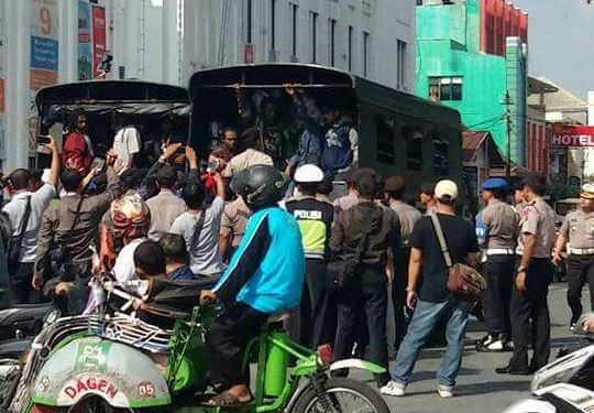 Polisi saat angkut massa ke Polres Yogyakarta dengan dua truk. (Dok AMP Yogya)