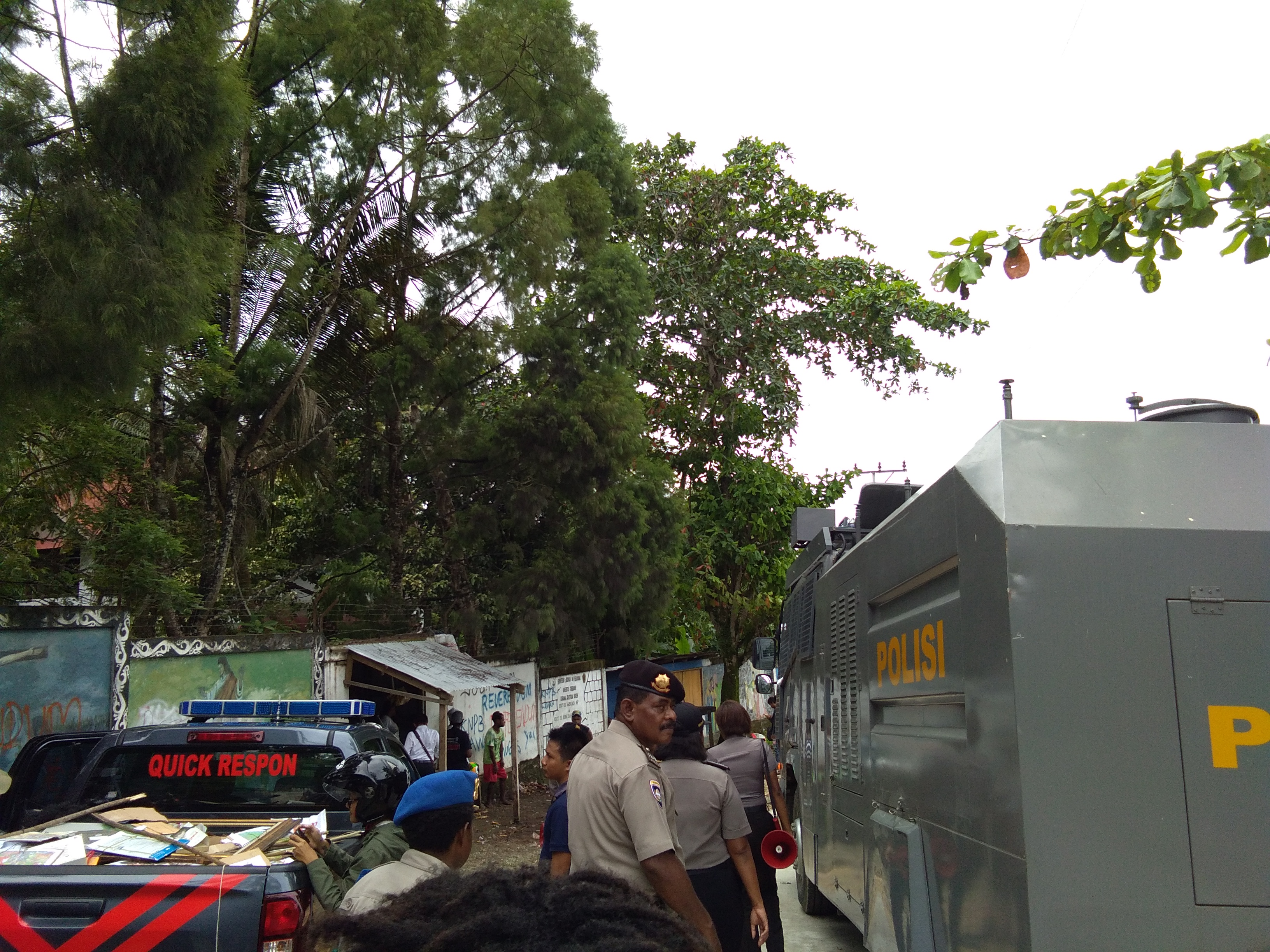 Polisi Indonesia saat menggerebek sekretariat KNPB Pusat di Waena. (Arnold Belau - SP)