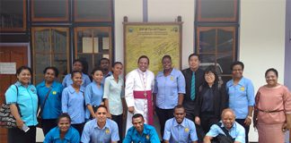 Anggota delegasi CCA berpose bersama dengan anggota Gereja Kristen Injili di Tanah Papua (Foto: anglicannews.org/SP)