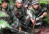 MIliter Indonesia dari Angkatan Darat sedang berpose di depan mayat orang Papua usai ditembak mati (Foto: IST/SP)