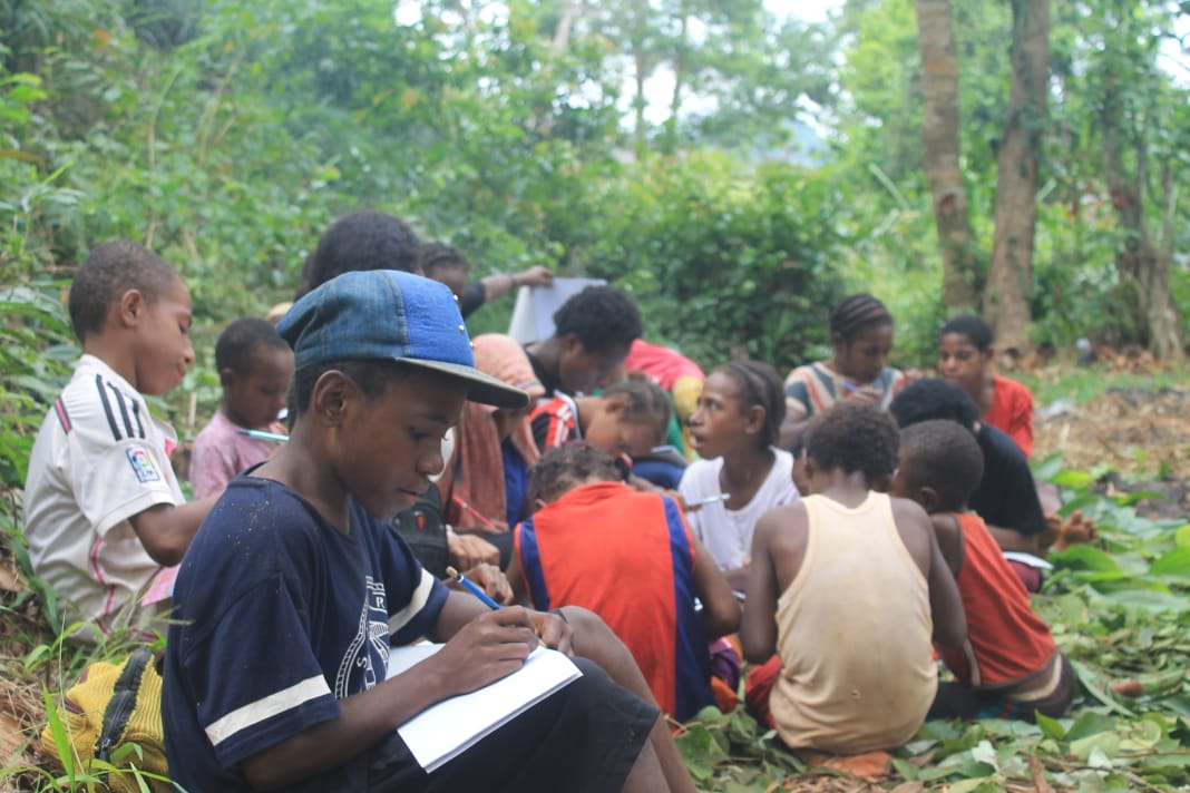 Memasyarakatkan Literasi ke Papua  an Suara Papua 