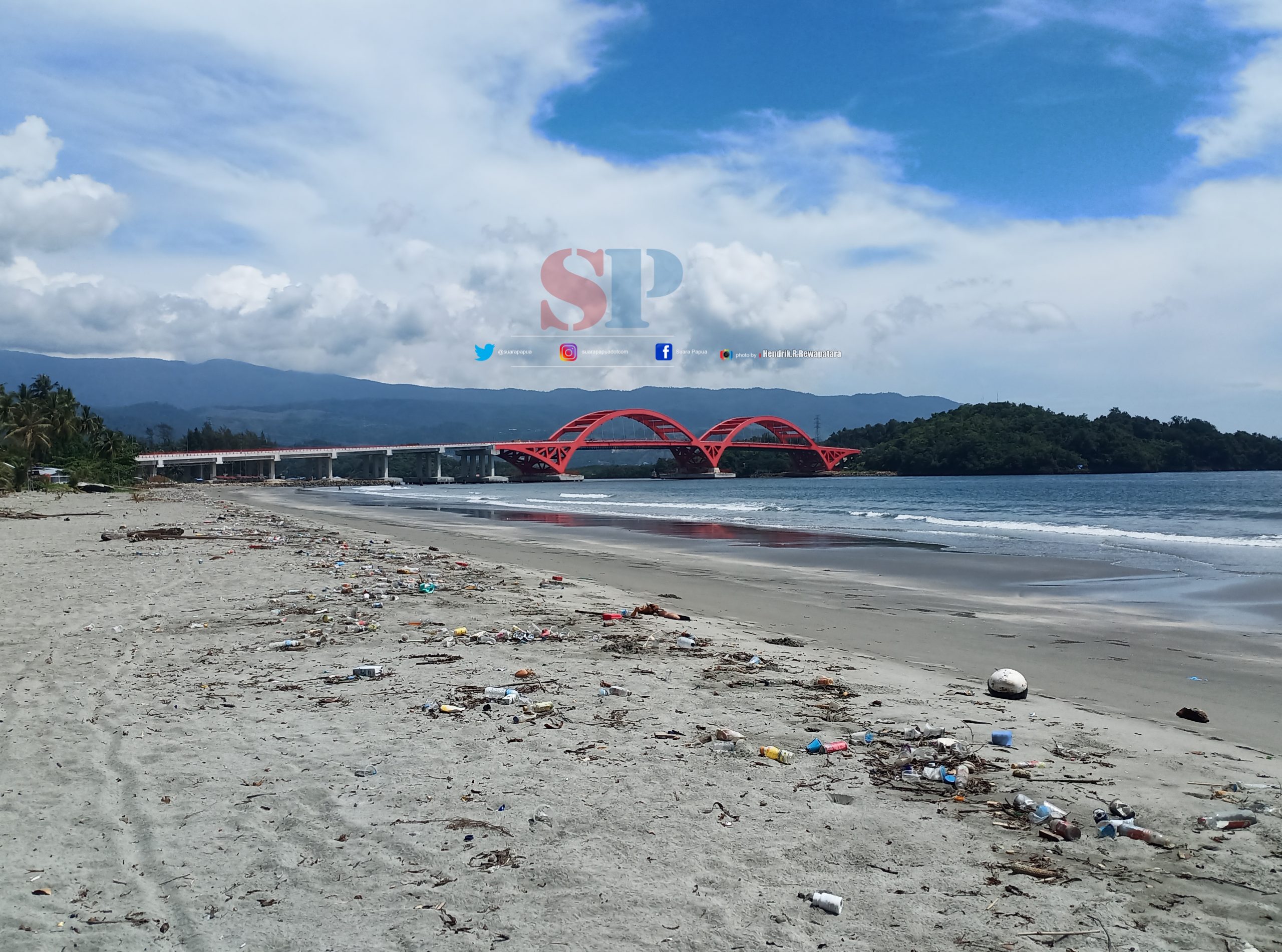 Foto Sampah Hiasi Pemandangan Pantai Holdtecamp Suara Papua