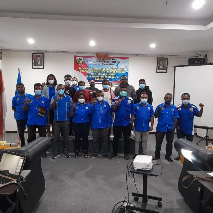 foto bersama DPD KNPI Tambrauw usai rapat penetapan jadwal konsollidasi tingkat distrik