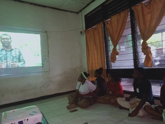 Nobar dan diskusi dalam rangka peringati hari masyarakat adat internasional di sekertariat AMAN SR (9/8)