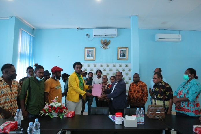 Solidaritas Mahasiswa Bersama Rakyat Papua Tolak DOB saat menyerahkan aspirasi peryataan sikap kepada pimpinan MRP Timotius Murib di hadapan anggota MRP dan Mahasiswa Papua di Jayapura, Kamis (24/3/2022) - Agus Pabika/SP